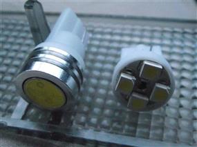 Vzorec dveh različnih tipov žarnic W5W s SMD (LED) diodami