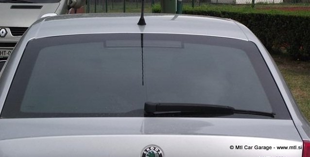 Pogled od zunaj na zadnje steklo zatemnjeno s sencniki