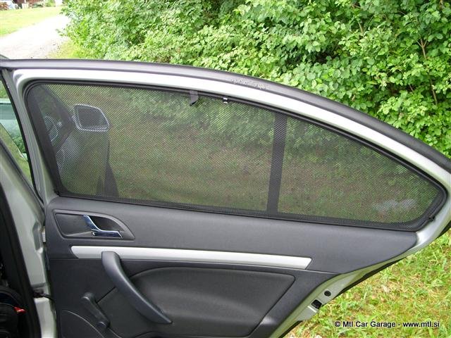 Pogled na celoten sencnik pri stranskem oknu